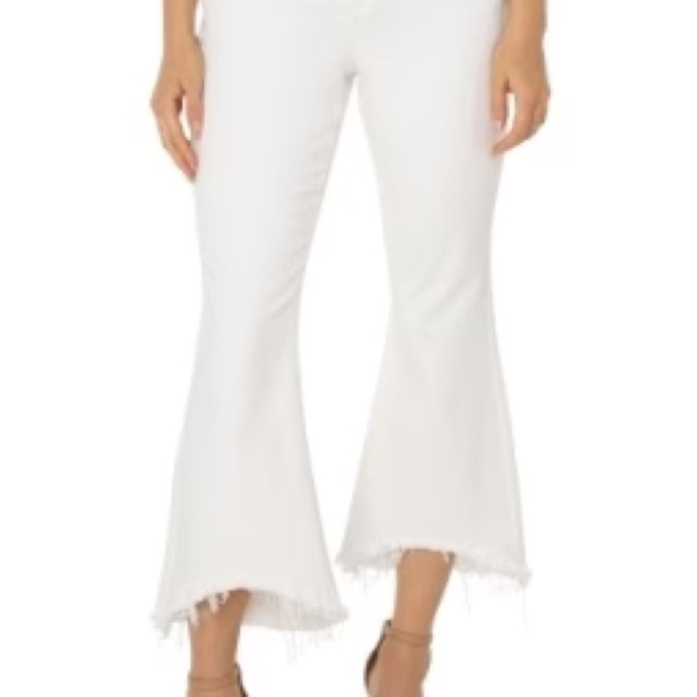 LIVERPOOL - Hannah Crop Flare
Hannah crop flare w curve fray hem 
29” inseam